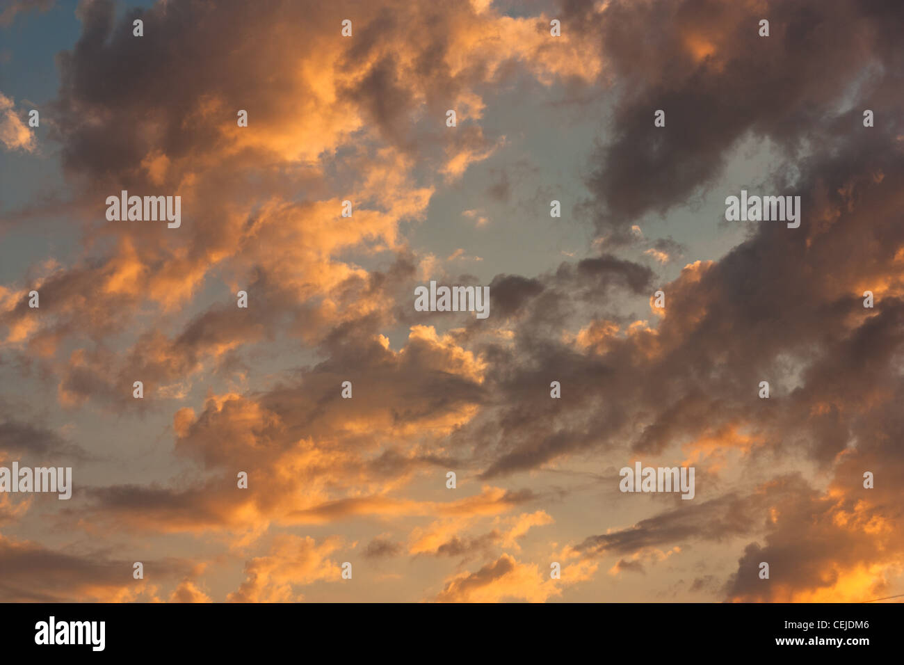 Vista di un cielo nuvoloso al tramonto, strutturato e caldo Foto Stock