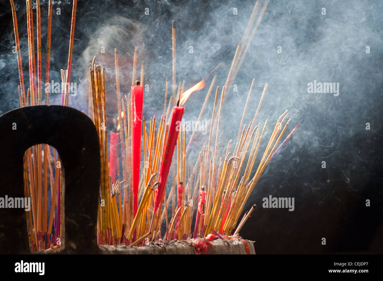 Il bruciare incenso nel tempio Foto Stock