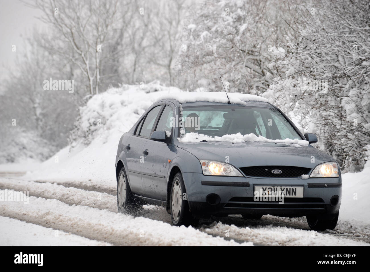 Una Ford Mondeo berlina in scongelamento di neve REGNO UNITO Foto Stock