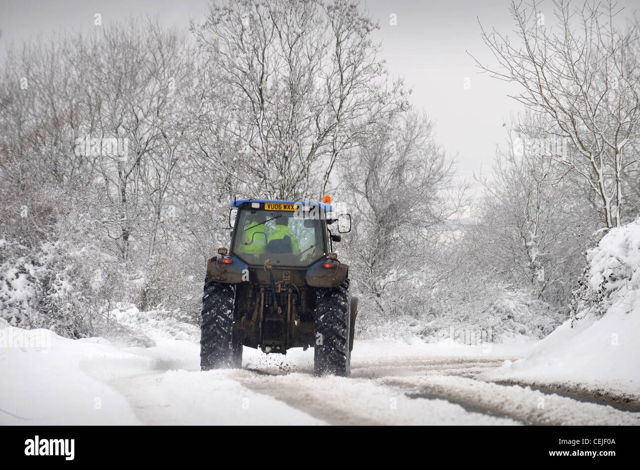 Un trattore gli agricoltori in snow GLOUCESTERSHIRE REGNO UNITO Foto Stock