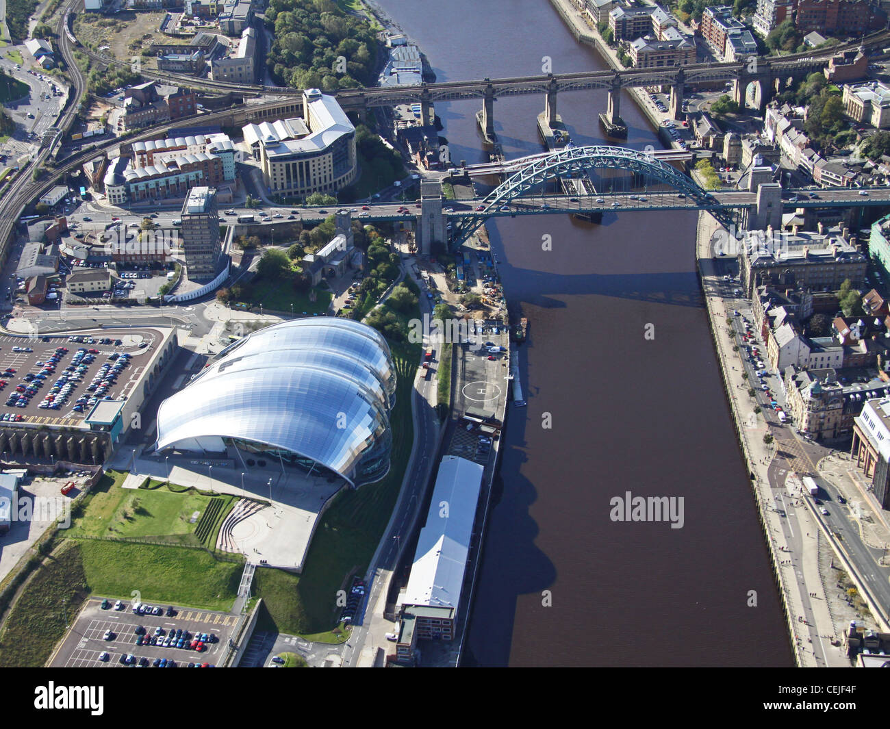 Immagine aerea del ponte di Tyne, del fiume Tyne e del Sage Gateshead, vicino a Newcastle-upon-Tyne Foto Stock