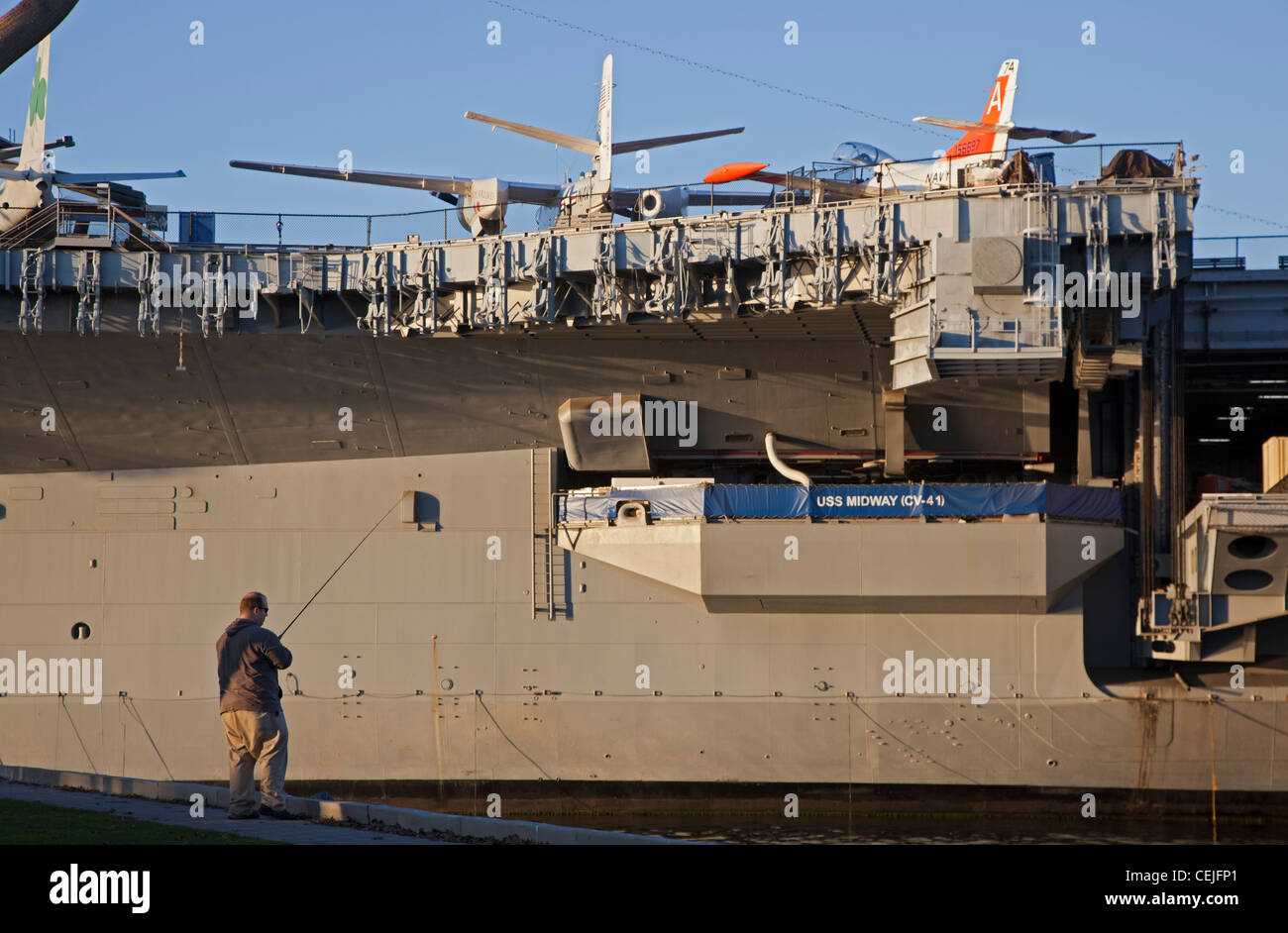 Fisherman accanto alla USS Midway Museum Foto Stock