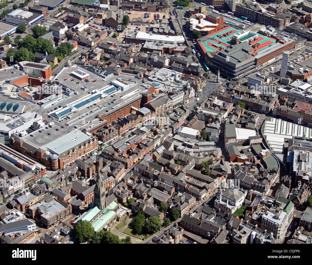 Immagine aerea del centro di Leicester che guarda lungo High Street con il centro commerciale Highcross sulla sinistra e il mercato di Leicester sulla destra Foto Stock