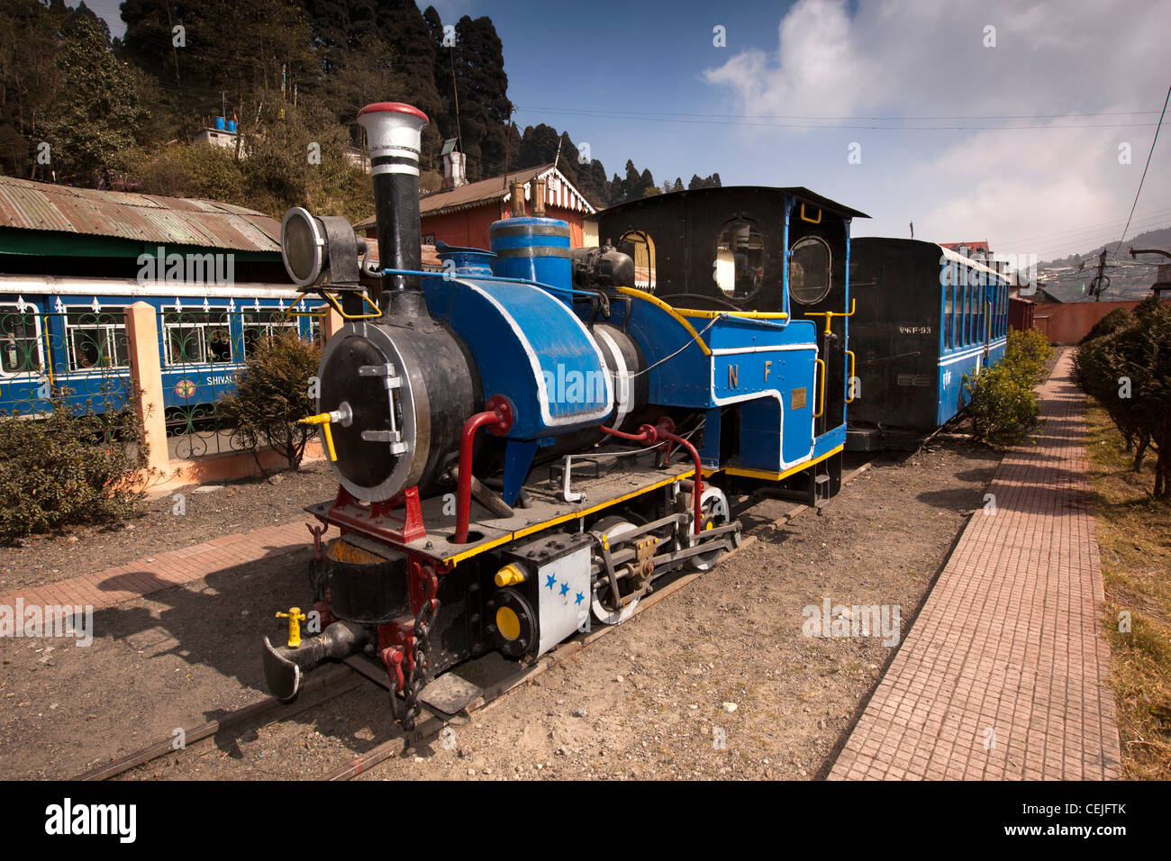 India Bengala Occidentale, Ghoom, stazione di Darjeeling Himalayano ferrovia di montagna Baby Sivok treno sul diaplay Foto Stock