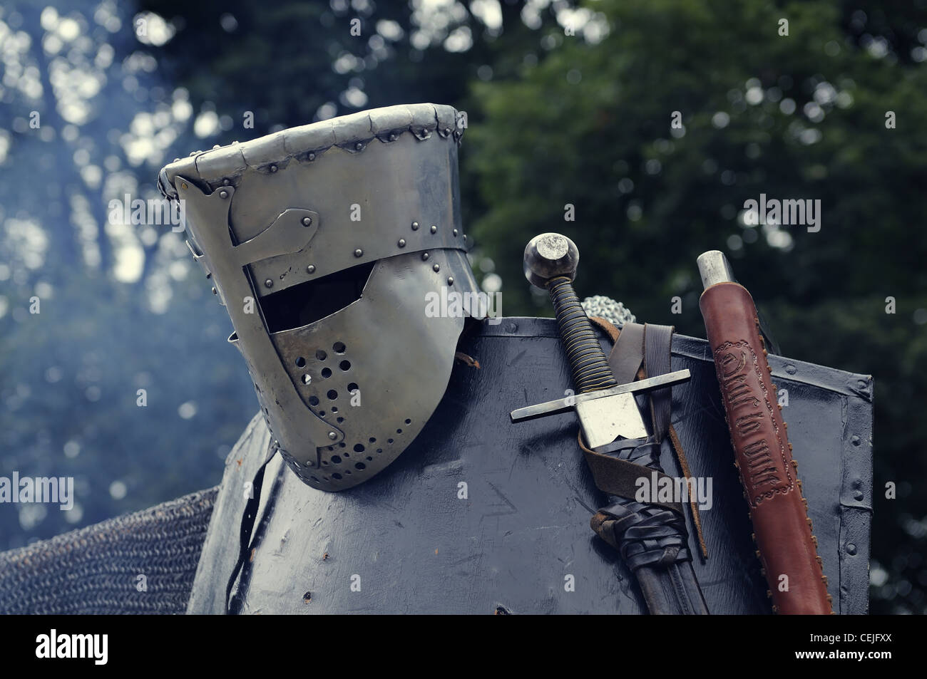 Casco medievale con spada e shild Foto Stock