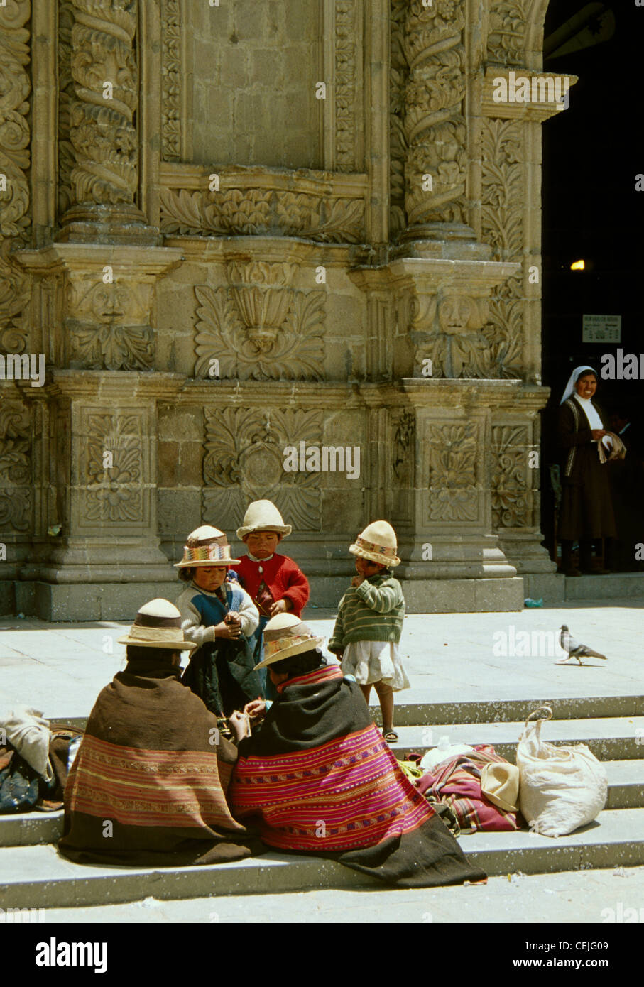 Boliviano donne con bambini e una suora di fronte una cattedrale di La Paz in Bolivia Foto Stock