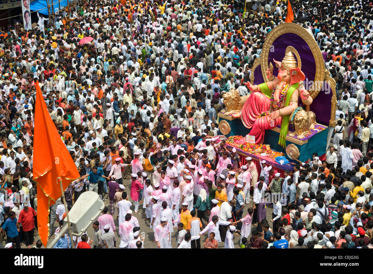 Decine di persone si sono radunate per Ganesha Visarjan processione a Lalbaug, Mumbai Foto Stock