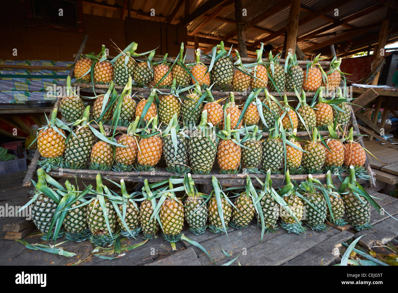 Thailandia - Asia tropicale ananas frutta alla bancarella di strada Foto Stock
