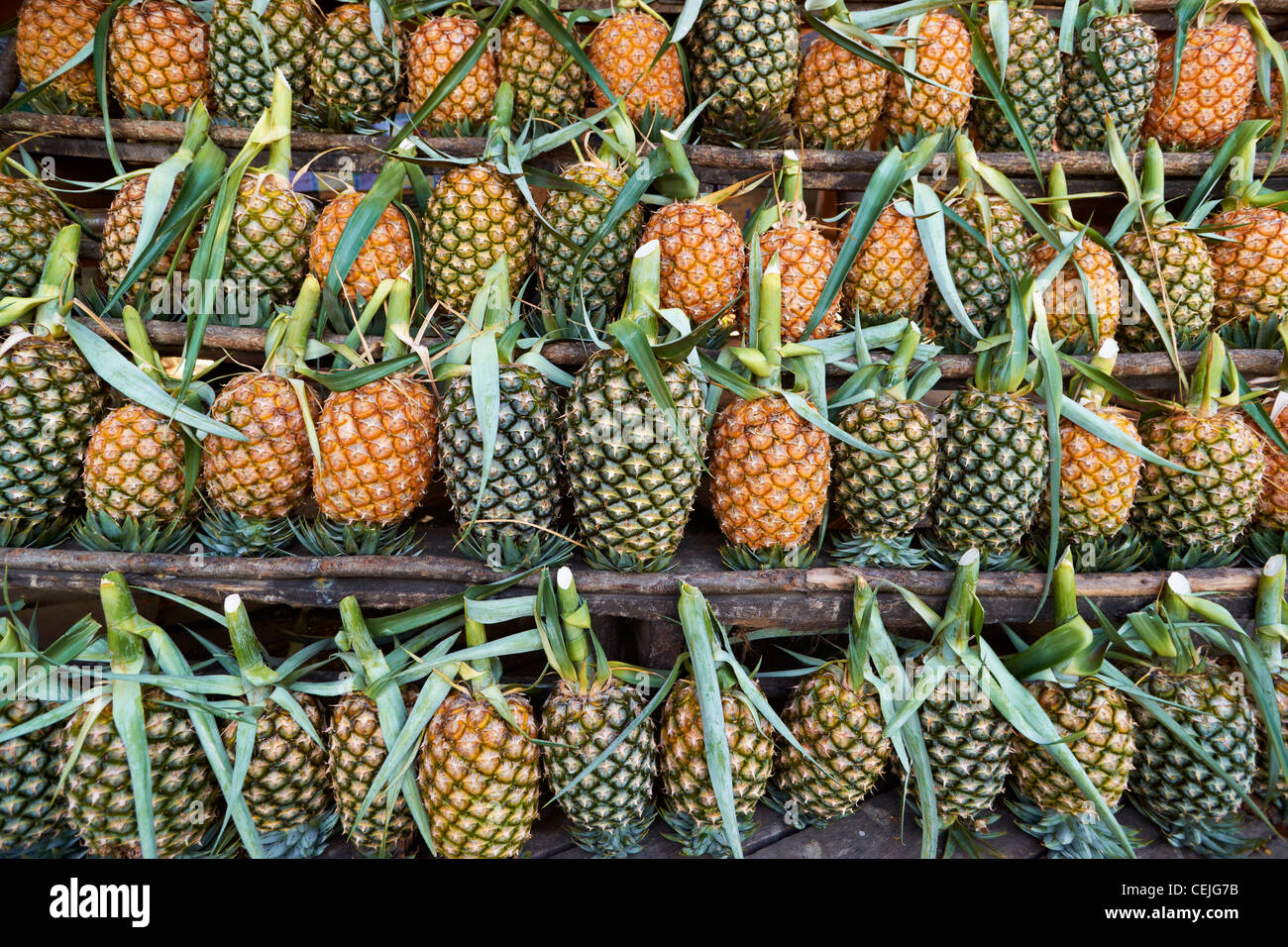 Thailandia - Asia tropicale ananas frutta alla bancarella di strada Foto Stock