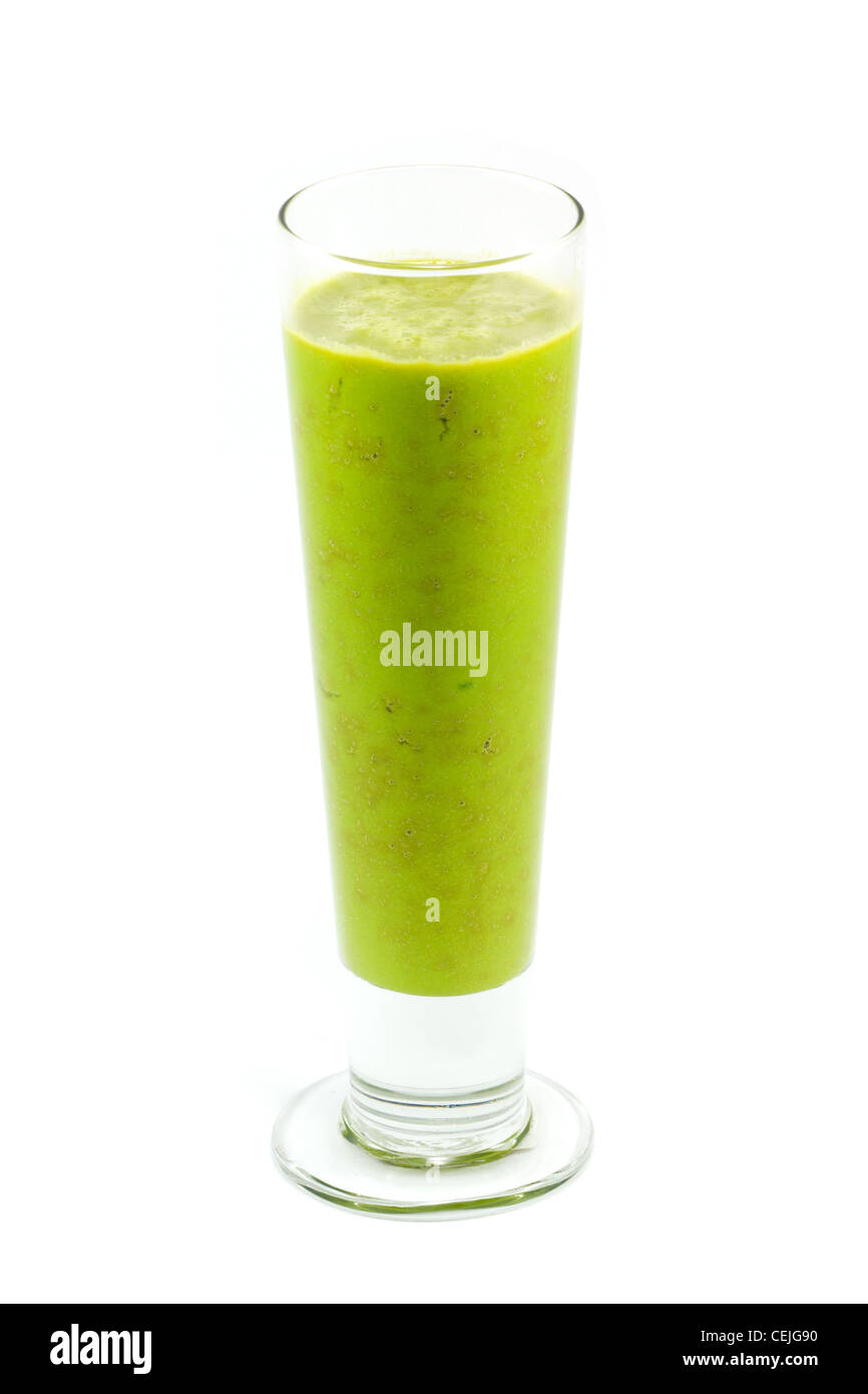 Spremuta fresca di succhi biologici realizzati dalle mele, avocadi e spinaci in un bicchiere alto, isolato su uno sfondo bianco. Foto Stock