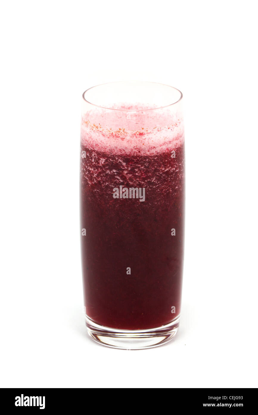 Spremuta fresca di mela biologico di succo di mirtillo palustre in un bicchiere alto isolato su uno sfondo bianco. Foto Stock