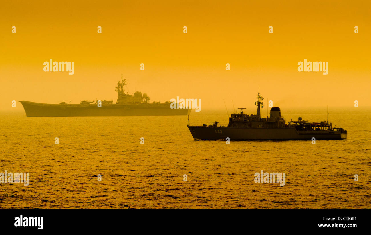 La marina ellenica classe suoneria minehunter Kallisto e lo spagnolo della portaerei Príncipe de Asturias Foto Stock