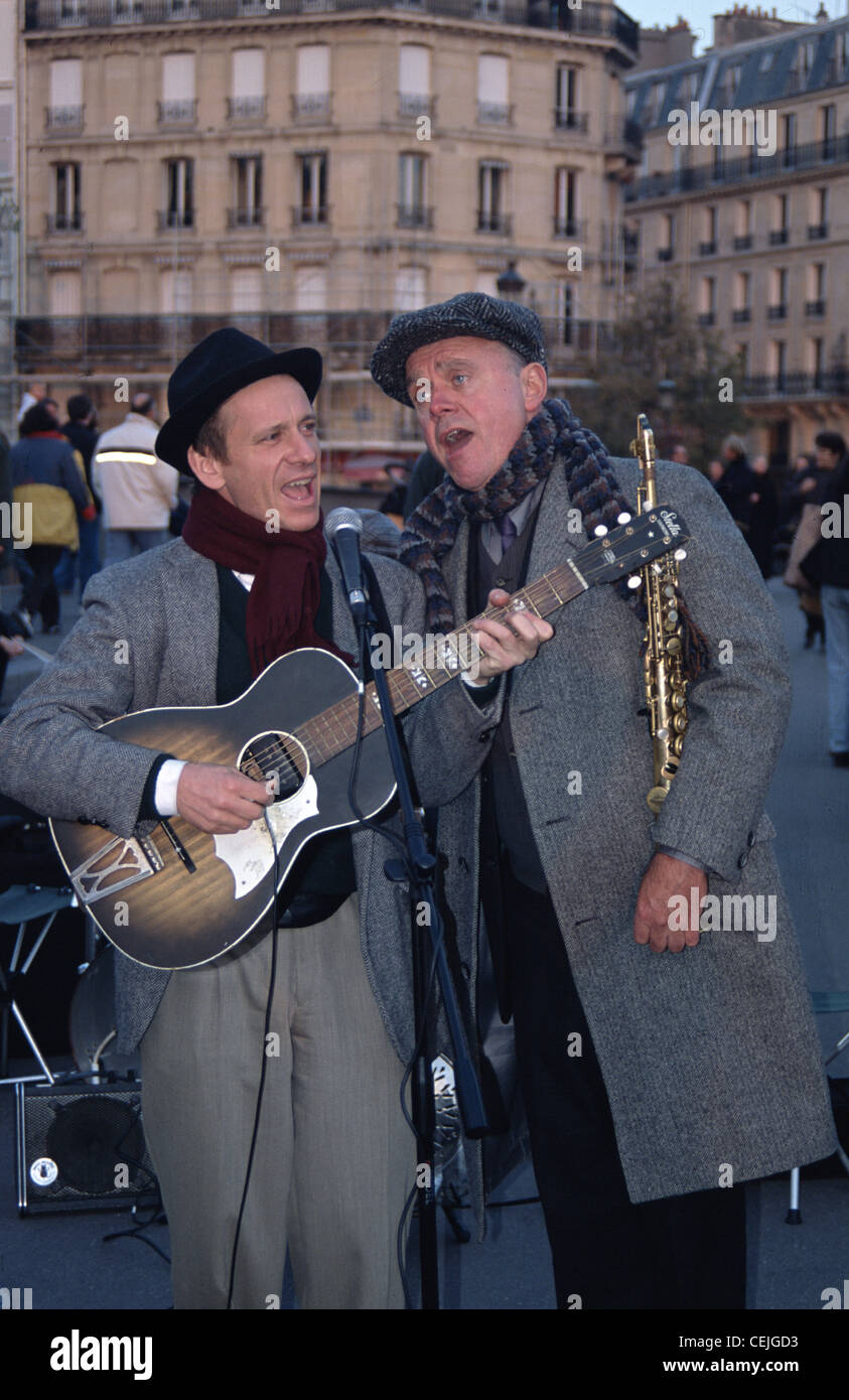 Musicisti, band, buskers giocando sul Pont St Louis, Parigi Foto Stock