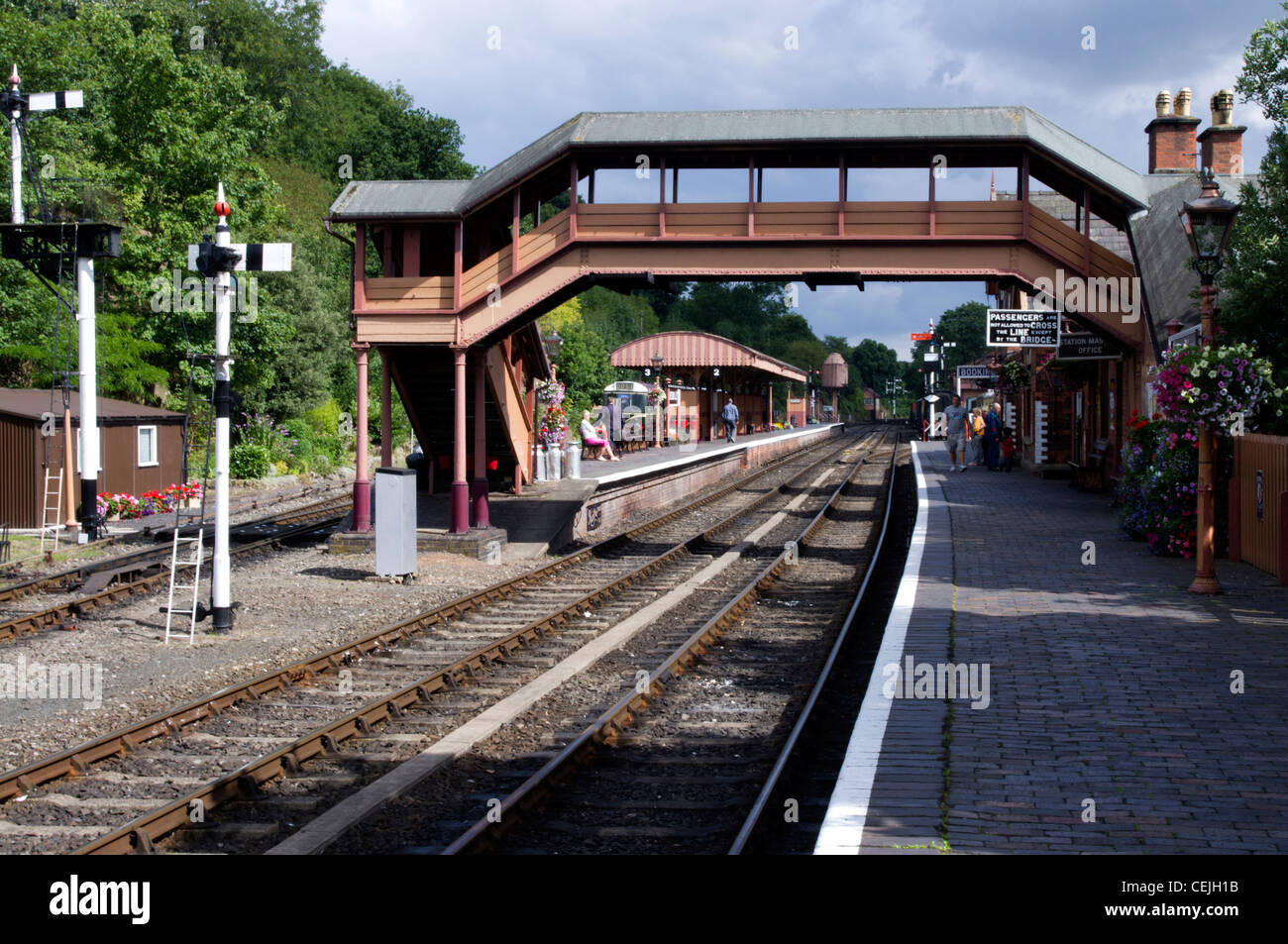 Bewdley stazione ferroviaria in Severn Valley Railway con un ponte pedonale e Classe 108 DMU a parteggiare Foto Stock