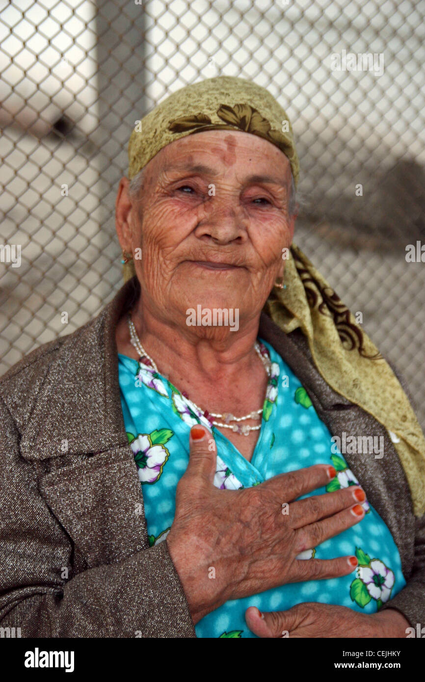 Signora tradizionale in Samarcanda, Uzbekistan Foto Stock