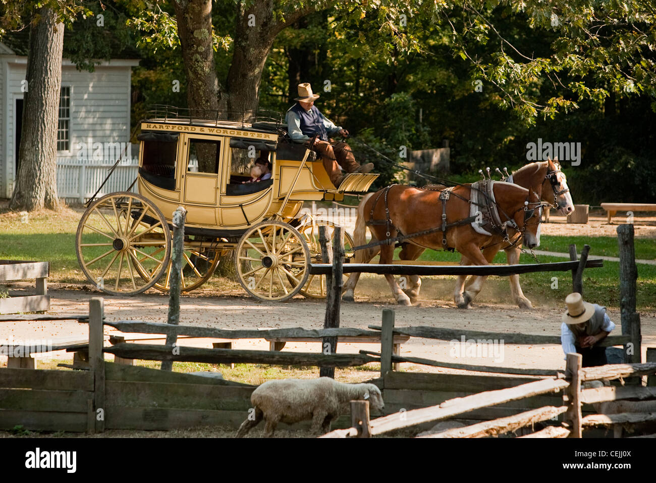 Un museo vivente ricreando la vita coloniale nel New England, Old Sturbridge Village a Sturbridge, dispone di un autentico stagecoach Foto Stock