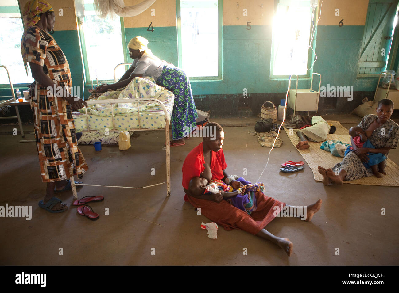 Un ospedale pubblico manca di lettiera adeguata in Amuria, Uganda, Africa orientale. Foto Stock