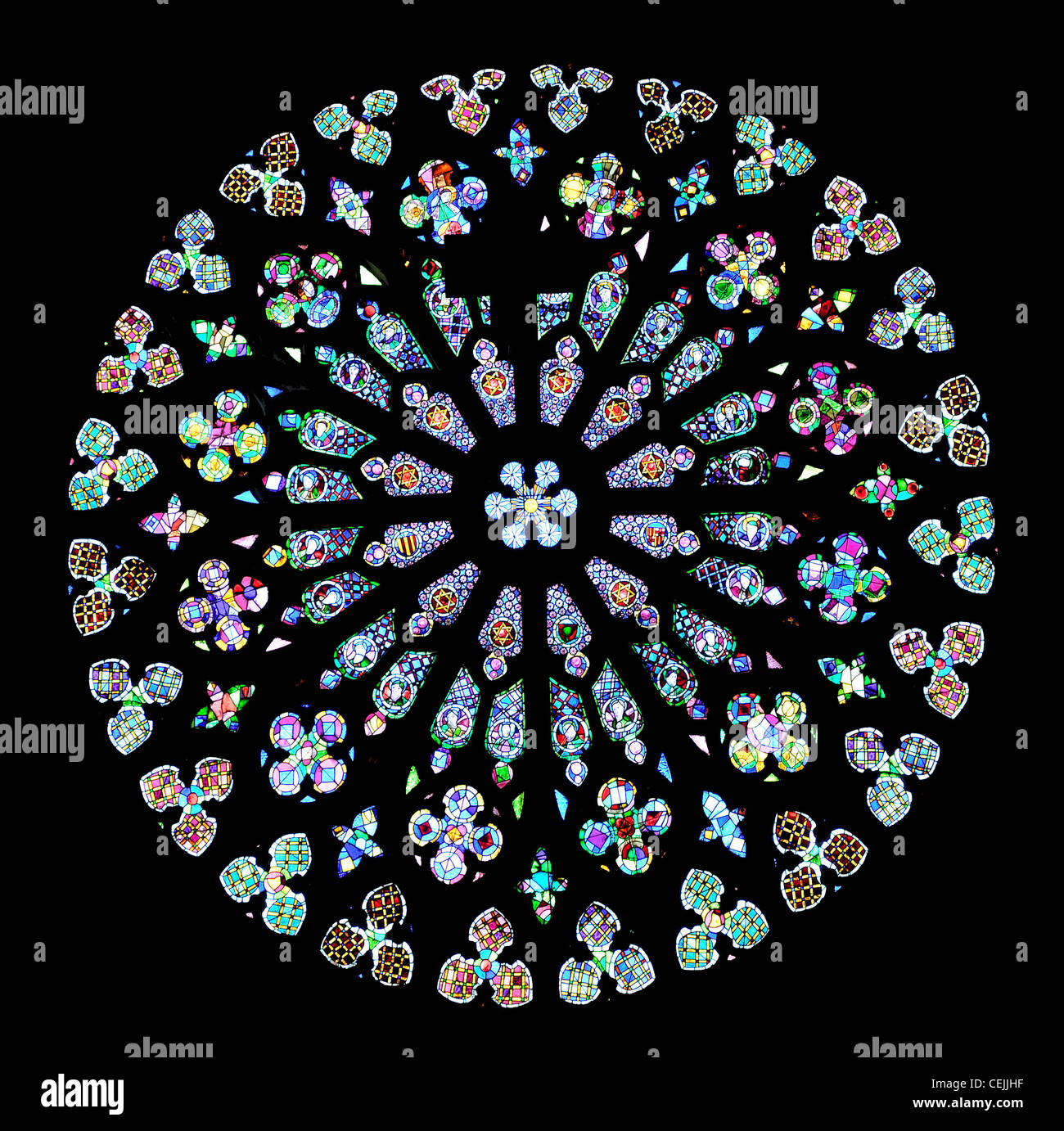 Barcellona, Spagna. Cattedrale. Finestra di rose (parte oscurata dalla croce pendenti dal soffitto) Foto Stock