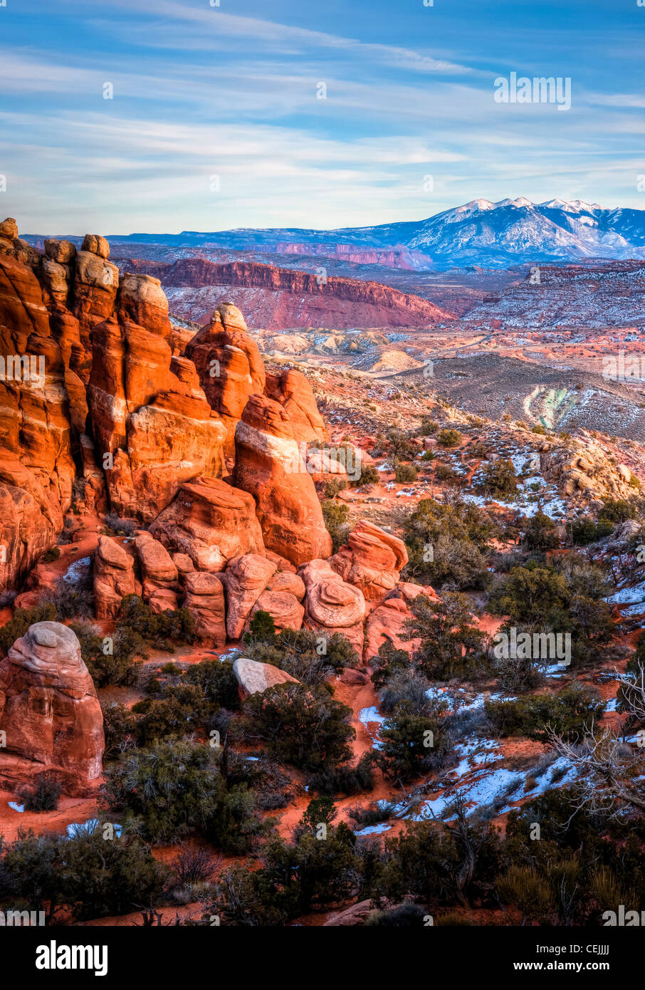 La fornace ardente in Arches National Park è un labirinto di stretti canyon di arenaria e le alette. Il tramonto. Utah. Foto Stock