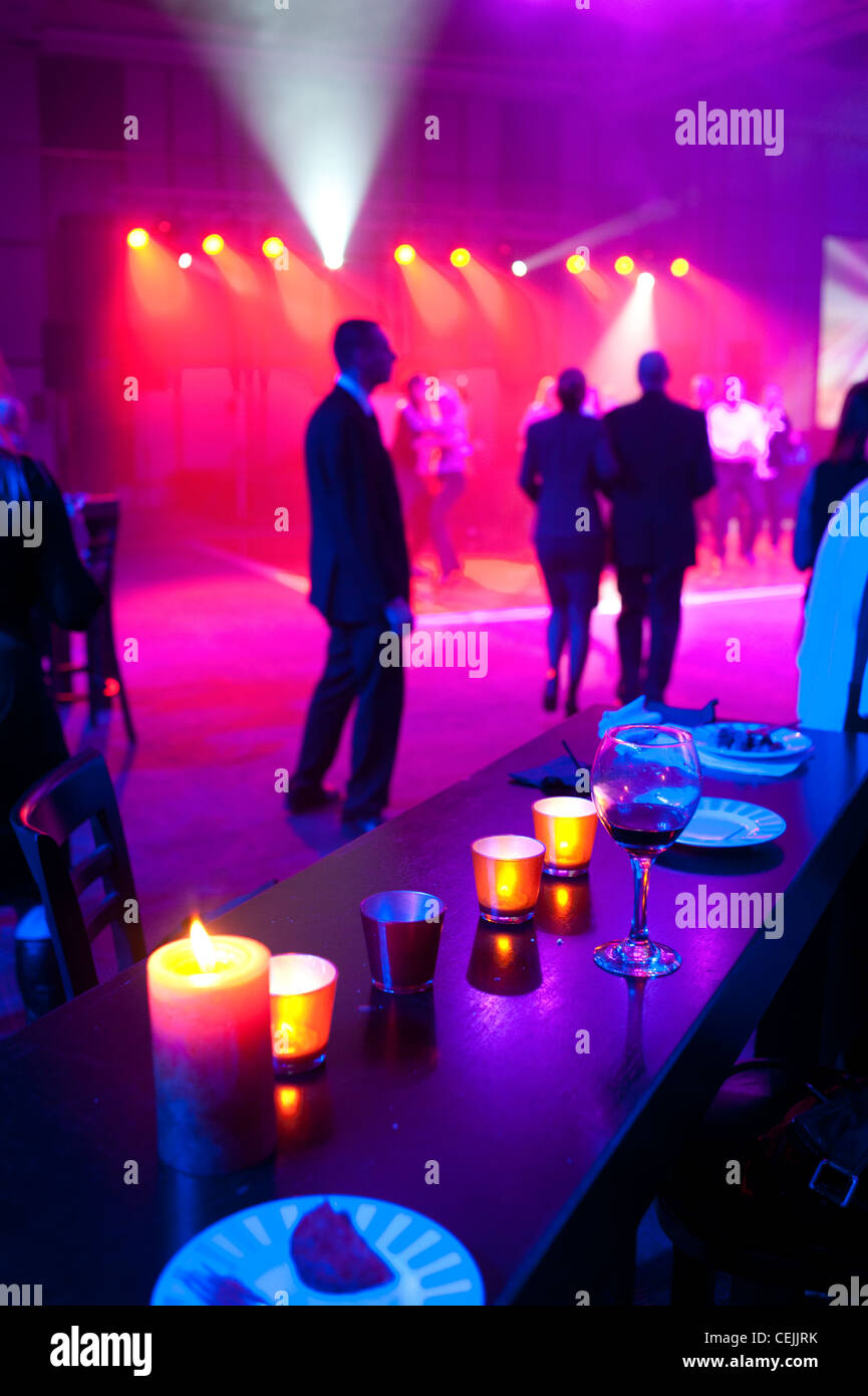 Discoteca club bar dance music hall di bere alcol divertente vita notturna di inibizioni coppie candele da soli adulti Foto Stock