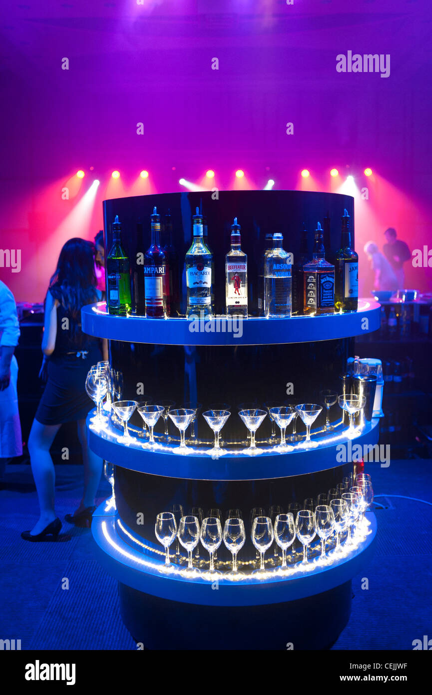 Discoteca club bar dance music hall di bere alcol divertente vita notturna di inibizioni bicchieri Foto Stock