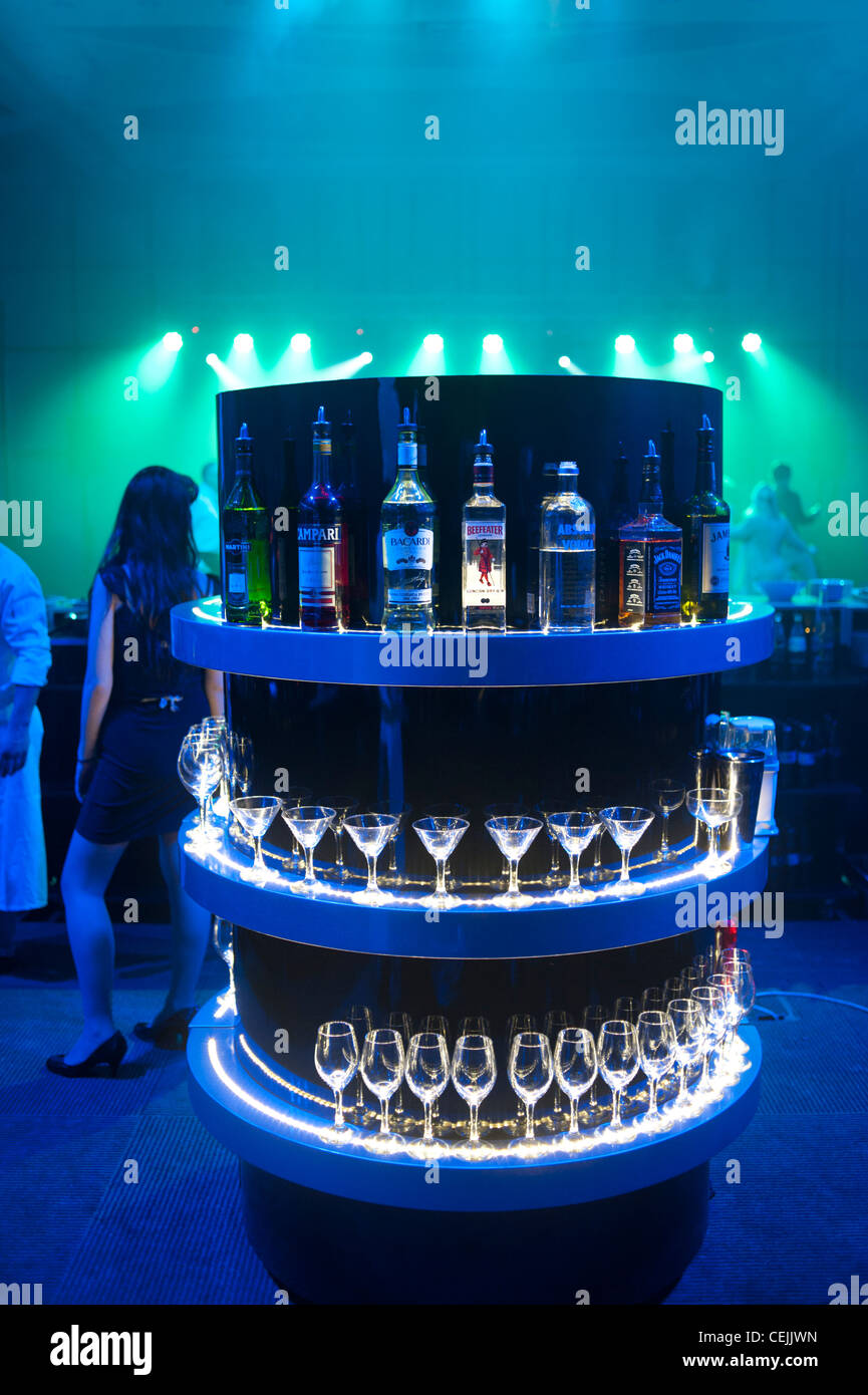 Discoteca club bar dance music hall di bere alcol divertente vita notturna di inibizioni bicchieri Foto Stock