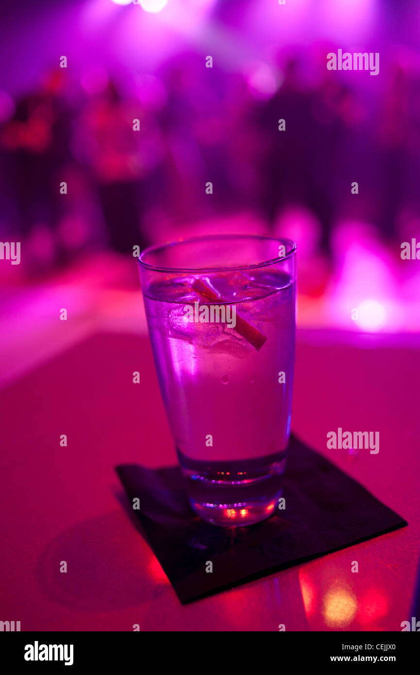 Discoteca club bar dance music hall di bere alcol divertente vita notturna di inibizioni Foto Stock