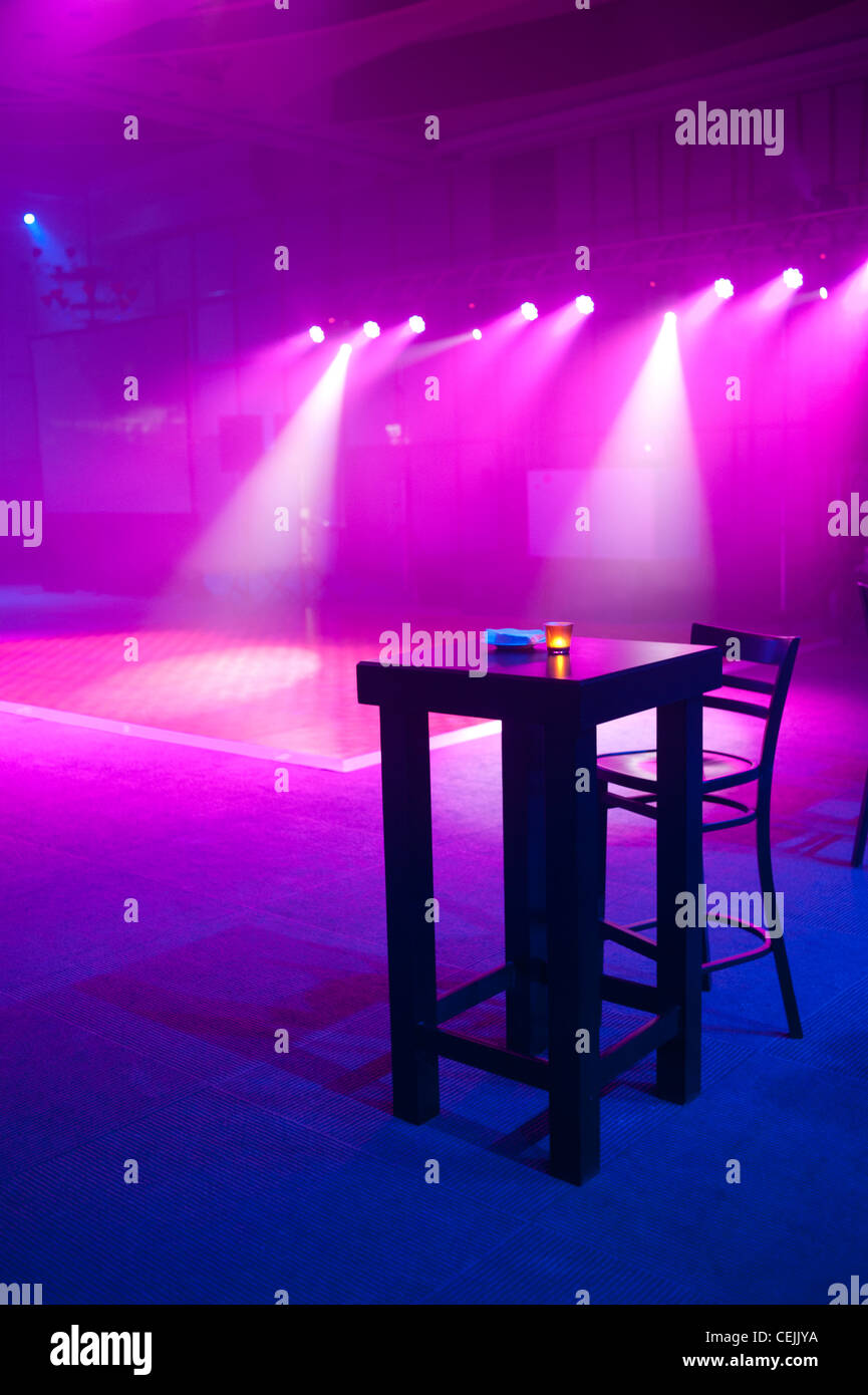 Discoteca club bar dance music hall di bere alcol divertente vita notturna di inibizioni da sola sedia Tabella uno Foto Stock