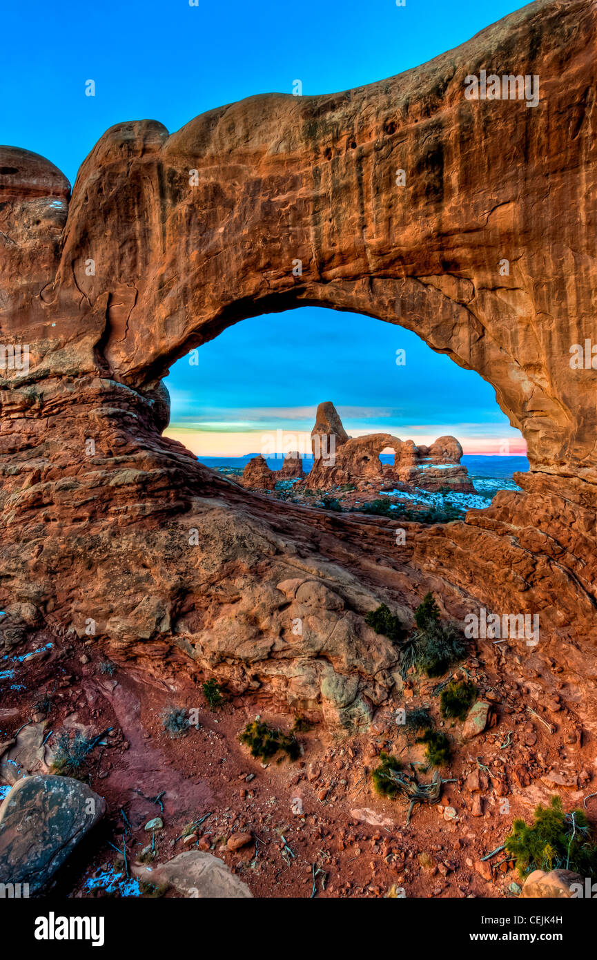 Dal lato est della finestra del Nord è possibile fotografare la torretta Arch. Grande colpo di sunrise. Parco Nazionale di Arches, Utah. Foto Stock