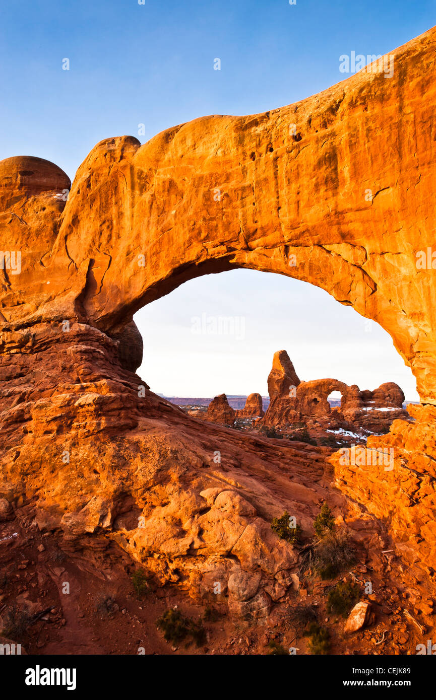 Dal lato est della finestra del Nord è possibile fotografare la torretta Arch. Grande colpo di sunrise. Parco Nazionale di Arches, Utah. Foto Stock