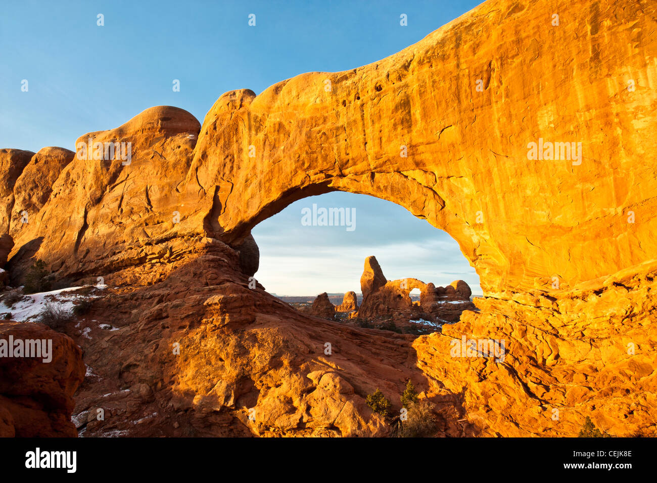 Dal lato est della finestra del Nord è possibile fotografare la torretta Arch. Grande colpo di sunrise. Parco Nazionale di Arches, Utah. Foto Stock