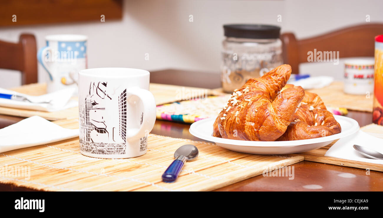 La colazione pronta: caffè, zucchero e dolce Foto Stock