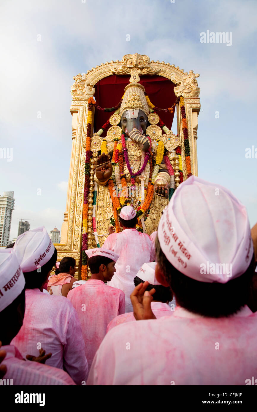 Devoti fedeli indù pregando Ganesha - Scene da Ganesh Visarjan in Mumbai Foto Stock