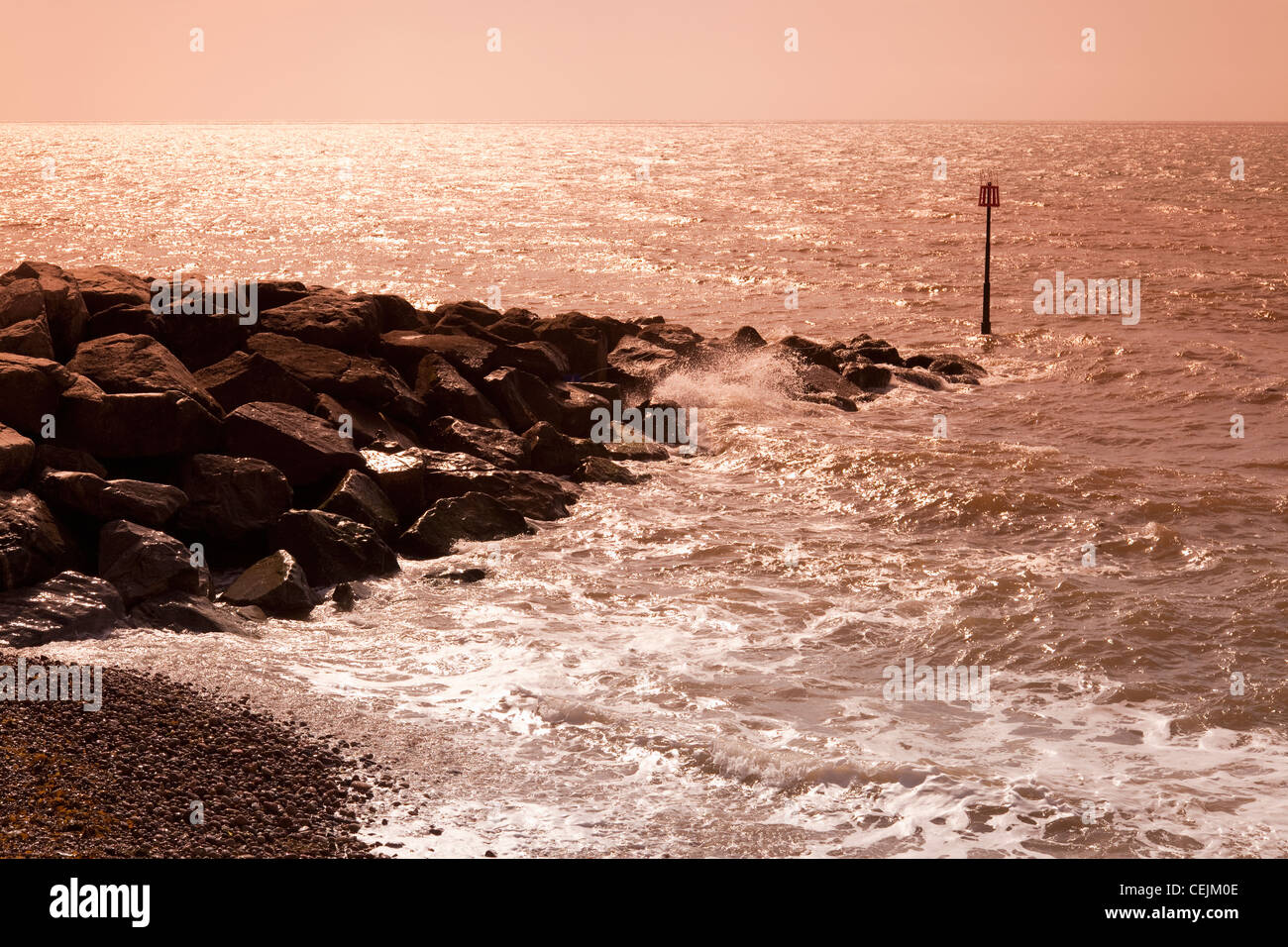 Regno Unito, Inghilterra, Devon, Sidmouth, Seafront con rocce e onde che si infrangono Foto Stock