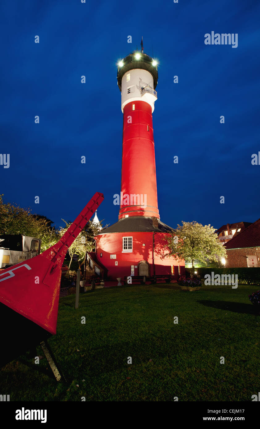Vecchio classico rosso faro a Wangerooge di notte, Germania, Northsea Foto Stock