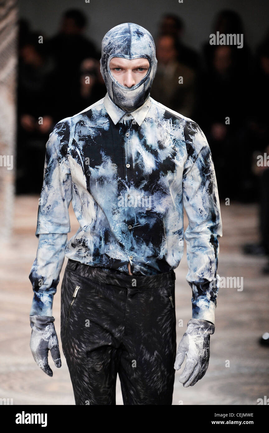 Alexander McQueen Milano pronto a indossare abbigliamento Uomo Autunno  Inverno cravatta blu e maglietta di colorante, matching guanti e  passamontagna headwear Foto stock - Alamy