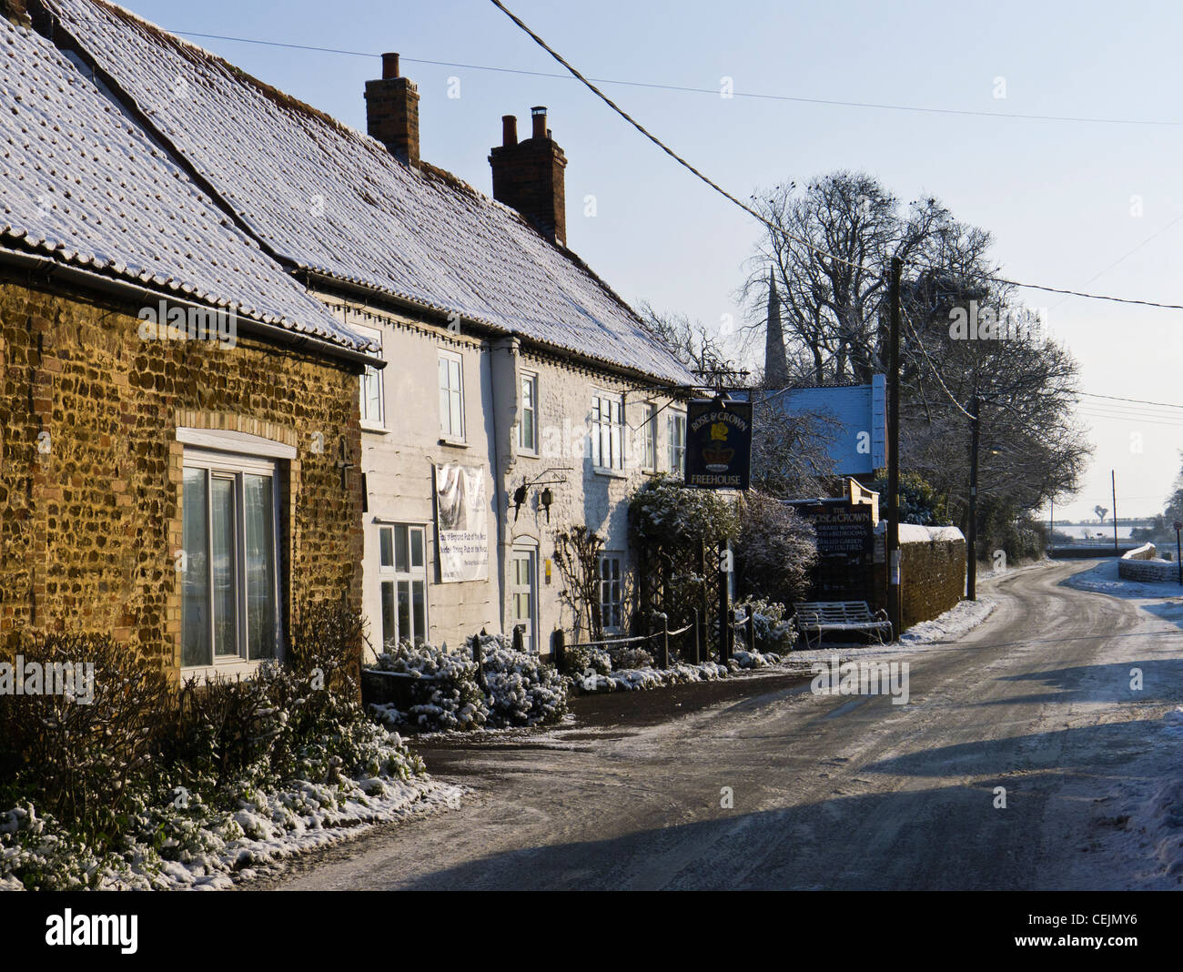 Il Rose and Crown Public House di Snettisham, Norfolk in inverno. Foto Stock