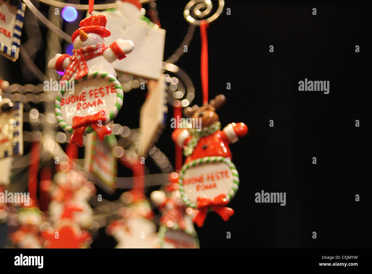 Le decorazioni di Natale nelle forme di pupazzo di neve e renne in vendita presso i mercatini di Natale in piazza navona Foto Stock