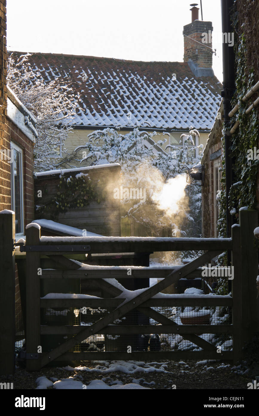 Il vapore proveniente da una caldaia sfiato in inverno. Foto Stock