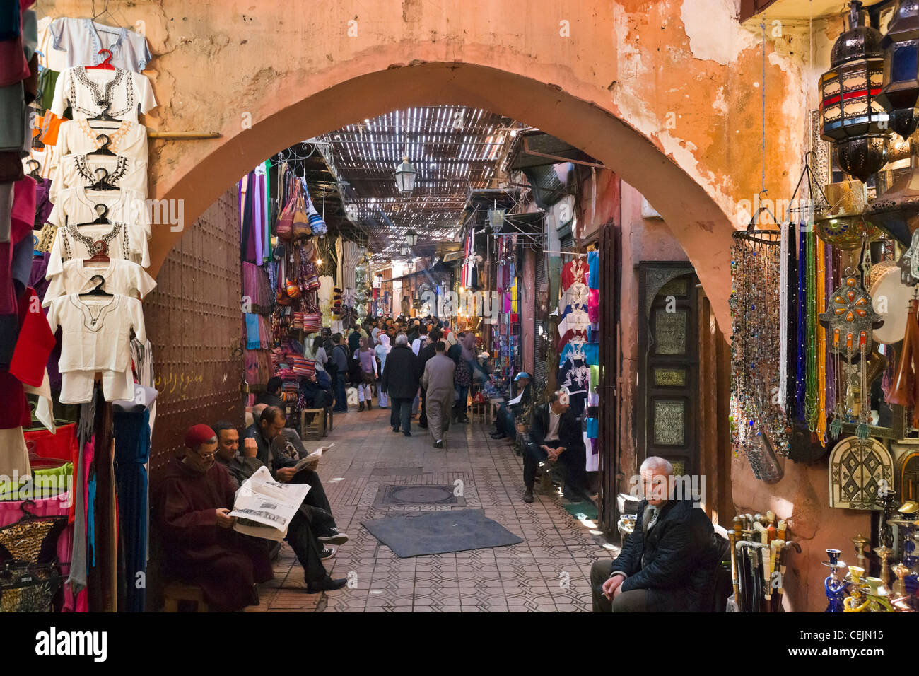 Rue Souk Smarine nei souks, Medina, Marrakech, Marocco, Africa del Nord Foto Stock