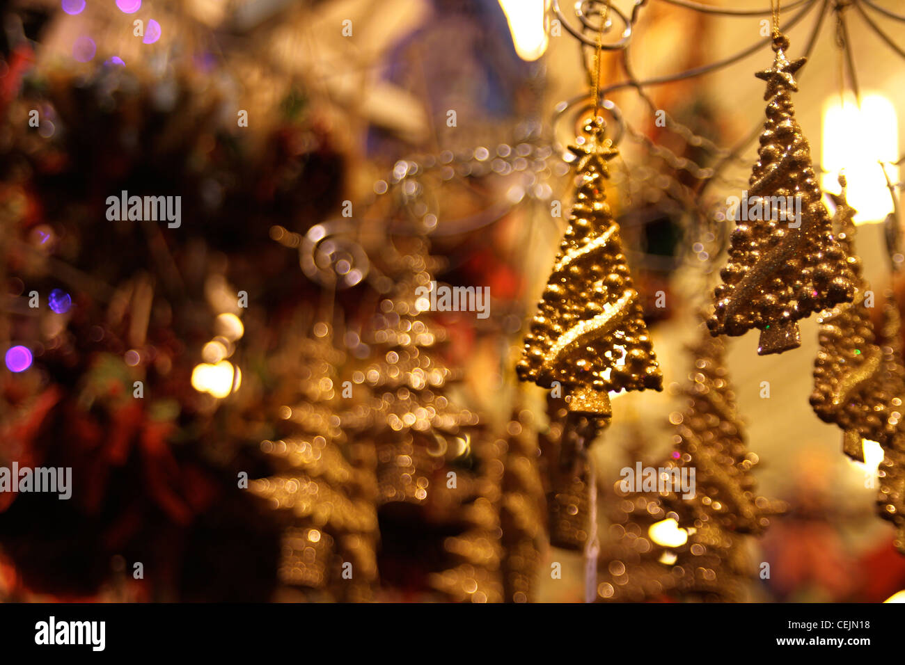 Le decorazioni di Natale a forma di albero di natale in vendita presso i mercatini di Natale in piazza navona Foto Stock