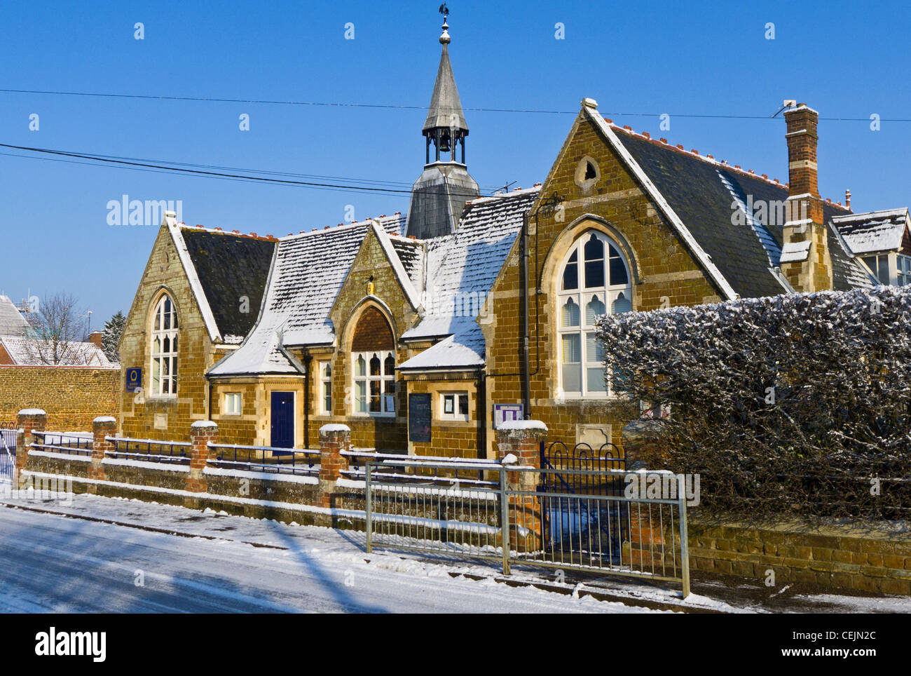 Snettisham scuola primaria in Norfolk nella neve. Foto Stock