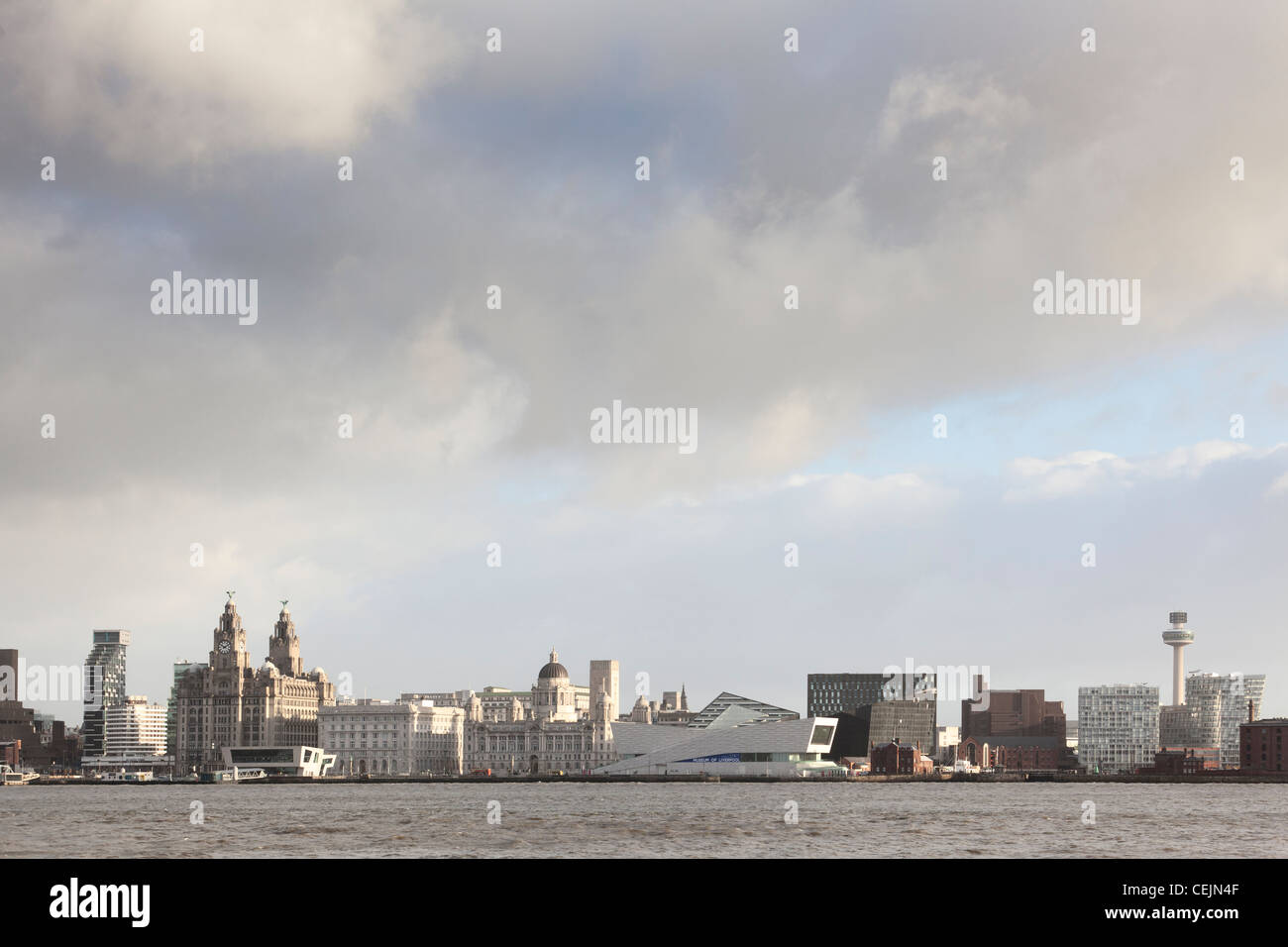 Il famoso lungomare di Liverpool che mostra il Liver Building, autorità portuale edificio, il nuovo museo di Liverpool e vari altri Foto Stock
