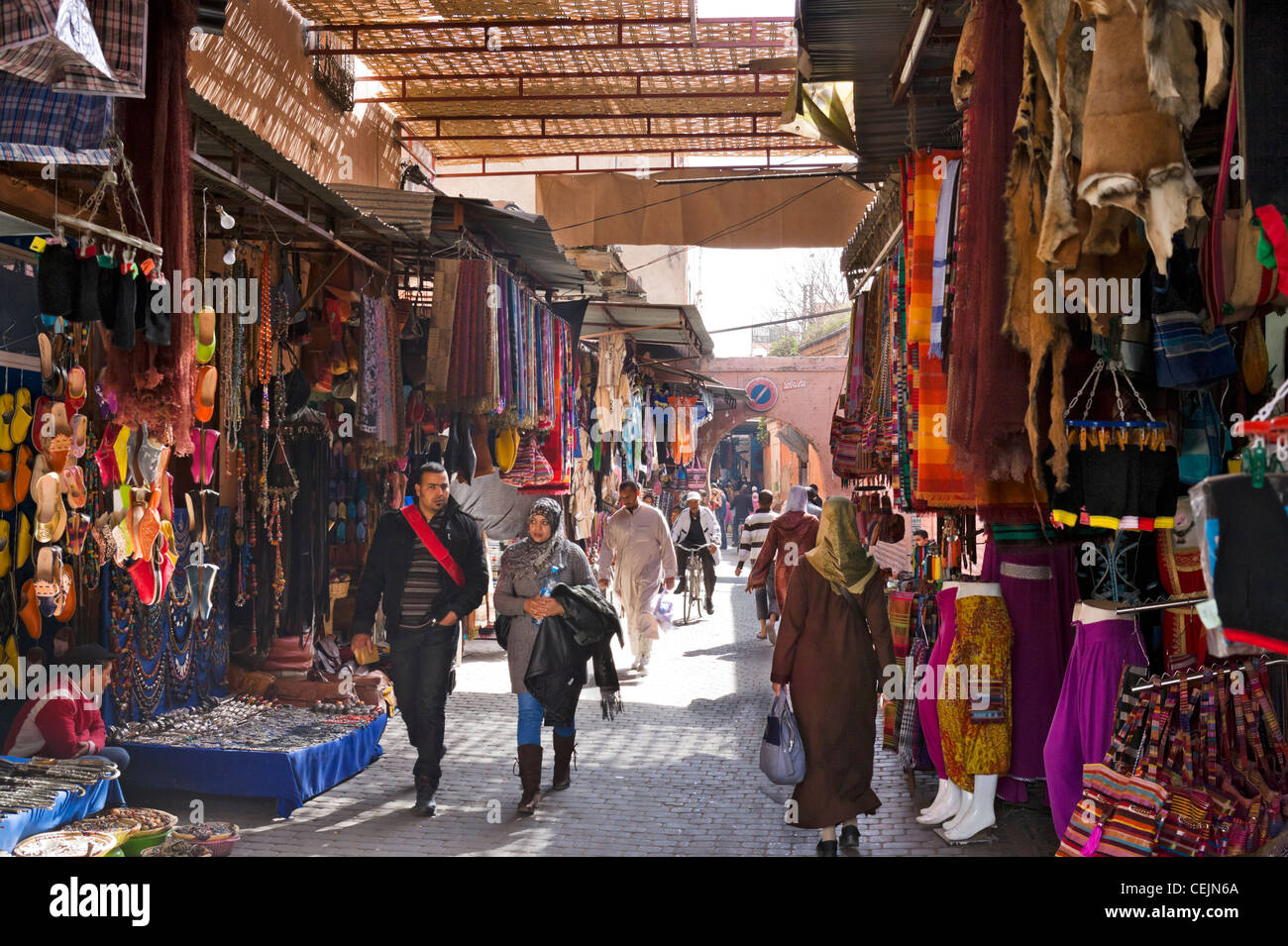I negozi di Rue Riad Zitoun el Kedim off Djema El Fna, Medina, Marrakech, Marocco, Africa del Nord Foto Stock