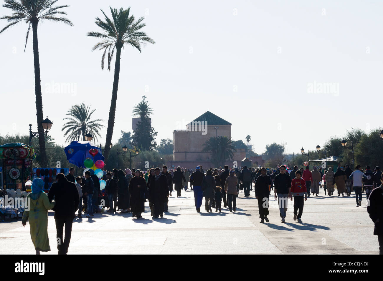 La popolazione locale prendendo un inizio serata potrete passeggiare nei giardini di Menara, Marrakech, Marocco, Africa del Nord Foto Stock