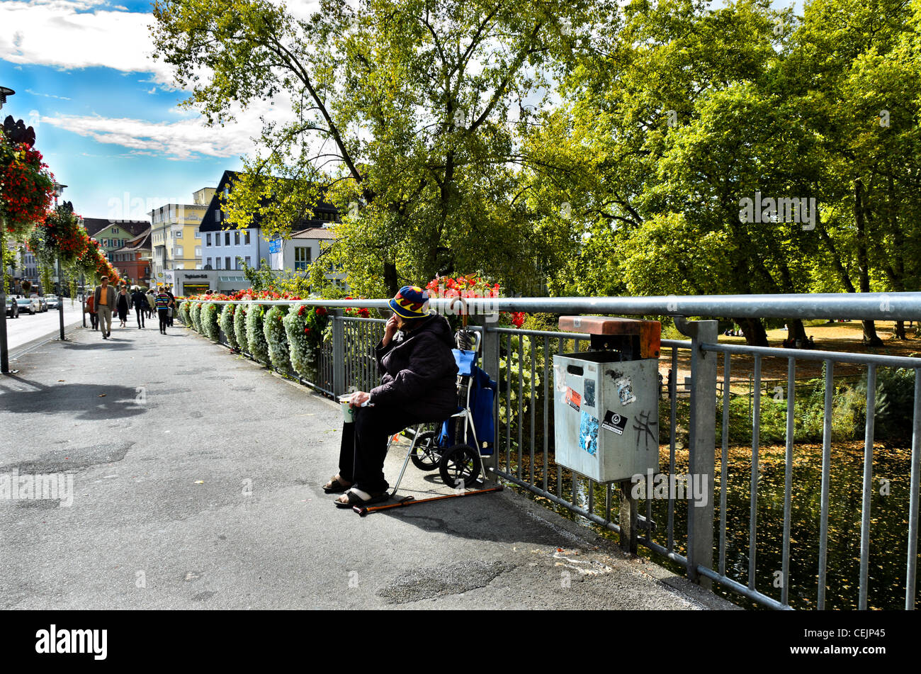 Beggar donna sulla strada in Germania Foto Stock