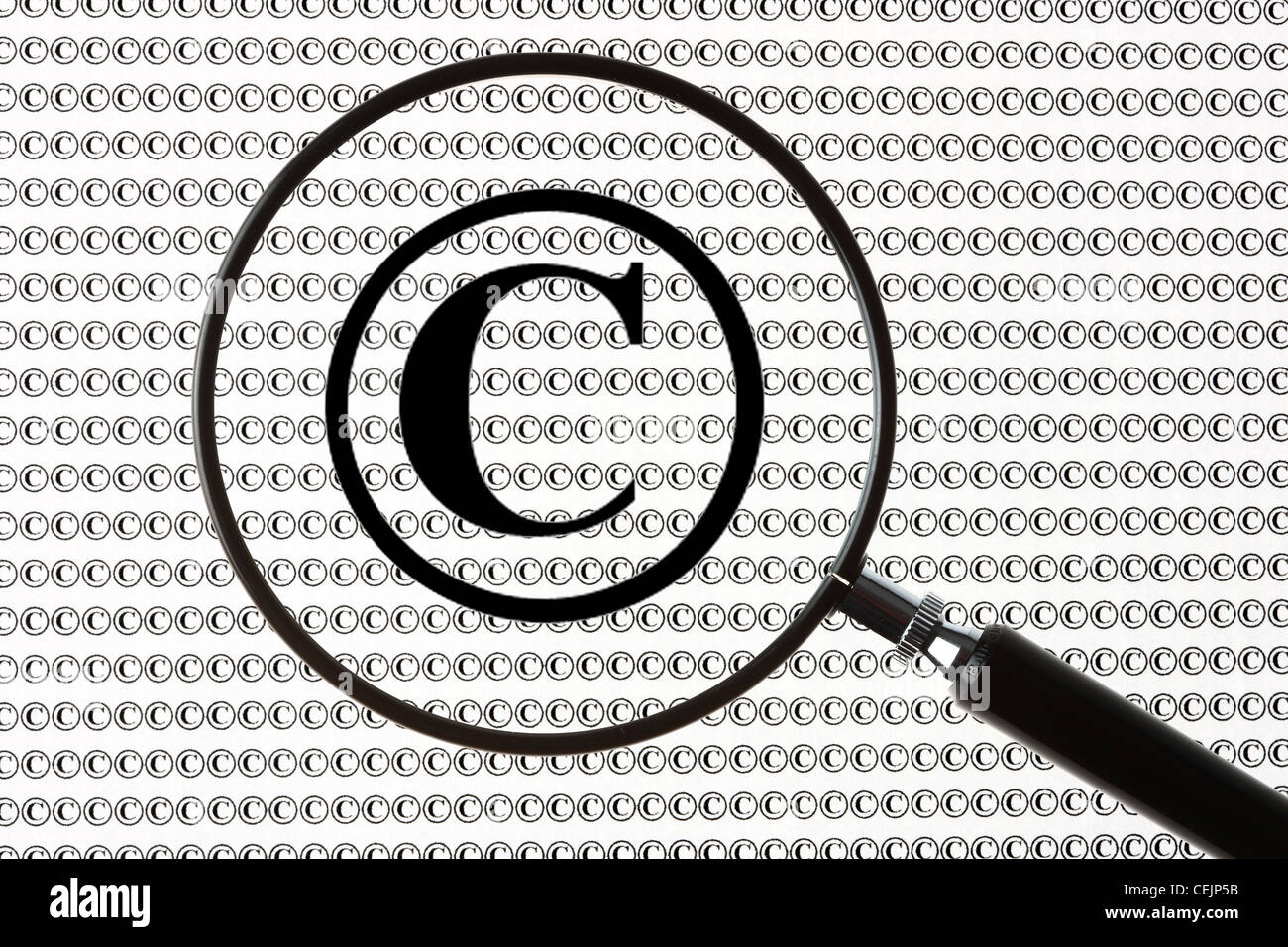 Lente di ingrandimento evidenziando un simbolo di copyright ©, © simbolo. Immagine simbolica. Foto Stock