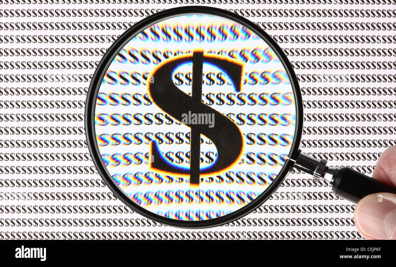 Lente di ingrandimento evidenziando il segno del dollaro, il simbolo $. Immagine simbolica. Foto Stock