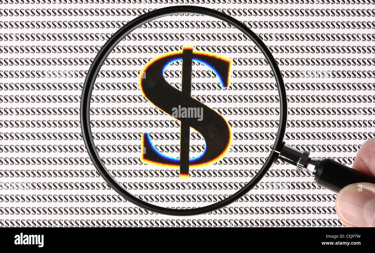 Lente di ingrandimento evidenziando il segno del dollaro, il simbolo $. Immagine simbolica. Foto Stock