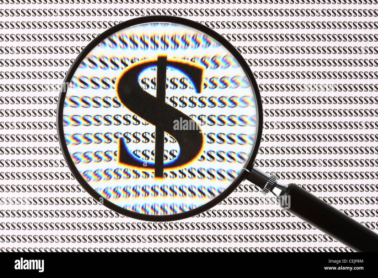 Lente di ingrandimento evidenziando il segno del dollaro, il simbolo $. Immagine simbolica. Foto Stock